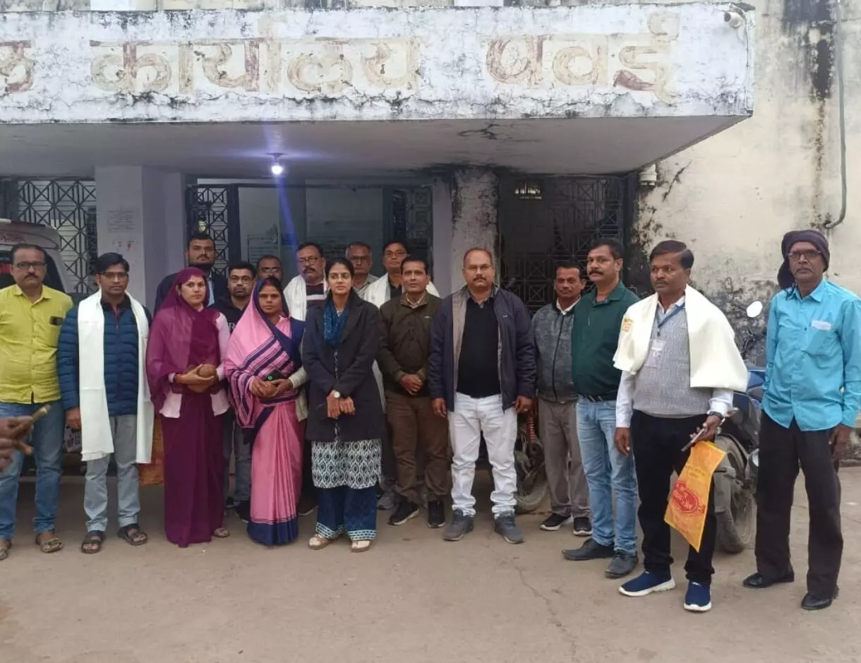 शत-प्रतिशत एसआईआर कार्य पूर्ण करने वाले बीएलओ हुए सम्मानित, शाल और श्रीफल किया सप्रेम भेंट