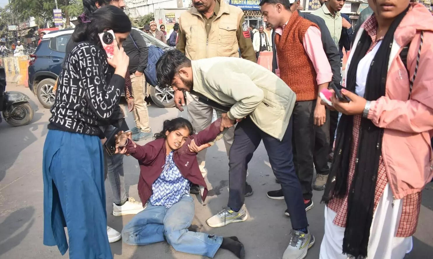 बस ने स्कूटी सवार छात्राओं को पीछे से मारी ठोकर