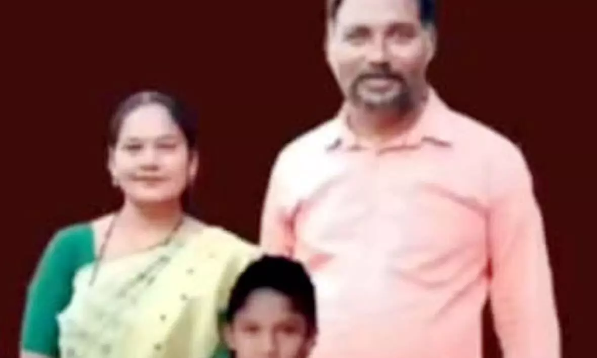 चारपहिया ने बाइक को मारी टक्कर, पति-पत्नी व पुत्र की मौत चारपहिया ने बाइक को मारी टक्कर, पति-पत्नी व पुत्र की मौत