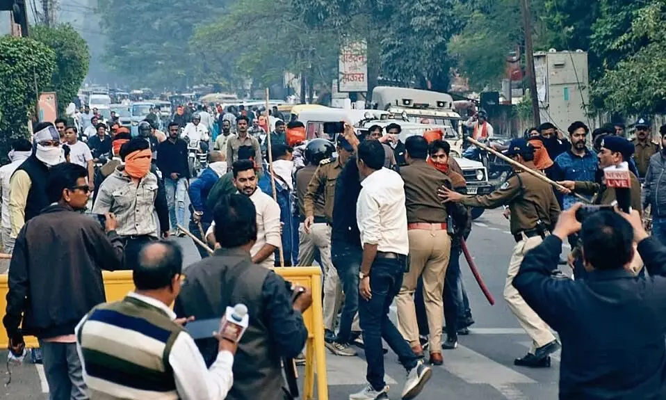 थाने के सामने भिड़े दो संगठन, भांजी लाठियां, कई घायल