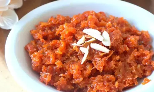 खाना खाने के बाद हो जाए कुछ मीठा? यहां देखें गाजर का हलवा बनाने की आसान और शानदार रेसिपी, खाकर लोगों का नहीं भरेगा मन खाना खाने के बाद हो जाए कुछ मीठा? यहां देखें गाजर का हलवा बनाने की आसान और शानदार रेसिपी, खाकर लोगों का नहीं भरेगा मन