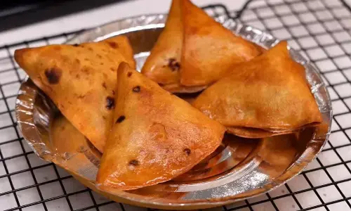 क्या आपने कभी बनाया है बची रोटियों से समोसा? अगर नहीं तो ये रेसिपी आपके लिए क्या आपने कभी बनाया है बची रोटियों से समोसा? अगर नहीं तो ये रेसिपी आपके लिए