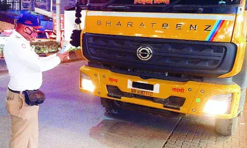 जुर्माने के बाद भी नहीं थम रहा भारी वाहनों का आतंक जुर्माने के बाद भी नहीं थम रहा भारी वाहनों का आतंक