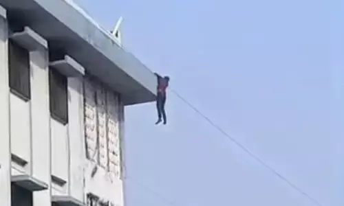 हाथ जलने पर इलाज कराने आया था, जिला अस्पताल की इमारत से कूदकर दी जान