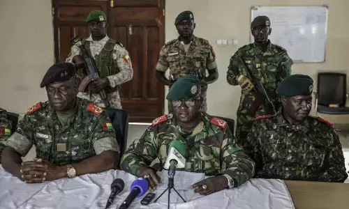 इस अफ्रीकी देश में तख्तापलट! सत्ता पर सेना ने जमाया कब्जा, कई नागरिक शहर छोड़ने को मजबूर, जानिए क्या है मामला?