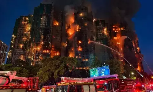 हांगकांग के एक बड़े आवासीय परिसर में लगी भीषण आग, कई बिल्डिंग जलकर हुई खाक, 36 लोगों की मौत, करीब 300 लापता