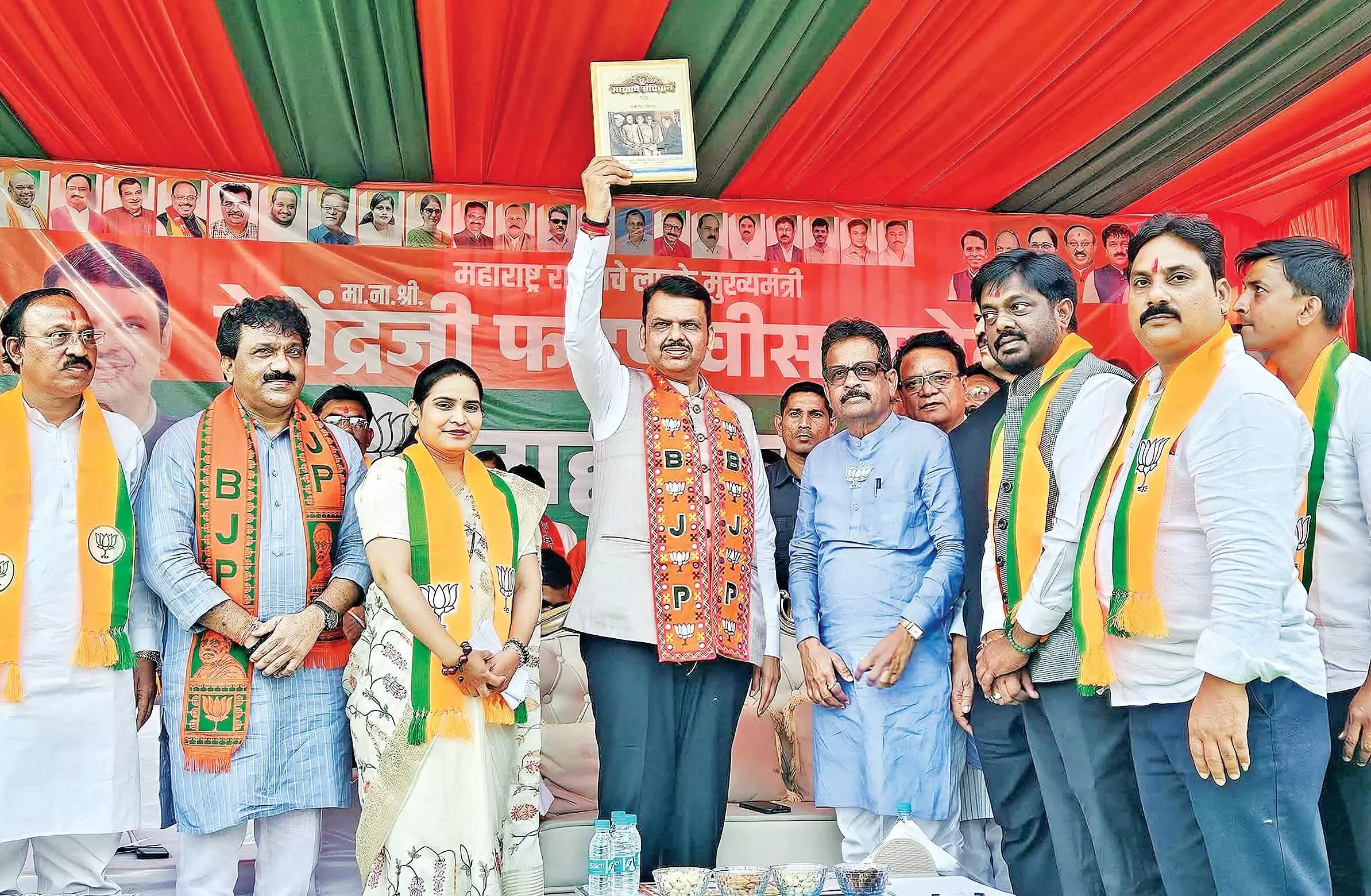 चुनाव में मतों का दान मांगना लाेकतंत्र - फडणवीस