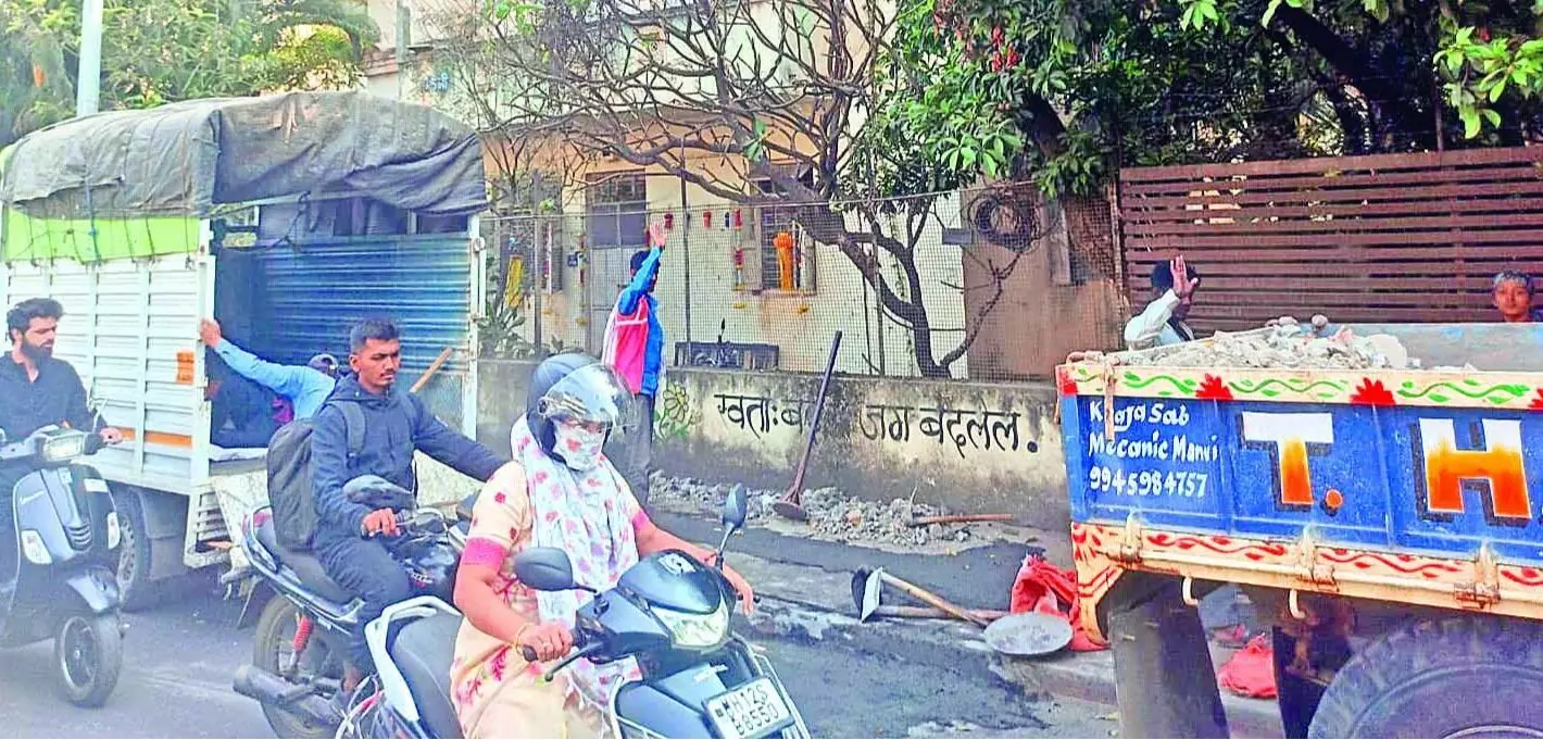 घटिया सामग्री से हो रही सड़कों और फुटपाथों की मरम्मत