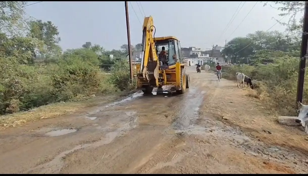 पांच वर्ष की गारंटी वाली सड़क दो साल में हुई जर्जर, जगह-जगह बने गढ्ढे, हादसों को दे रहे आमंत्रण
