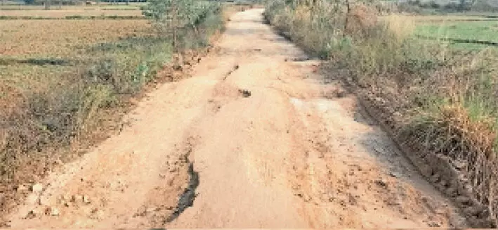 मिट्टी मिश्रित मुरूम से पाट दी डामर सड़क पर फिर से पड़ गए गड्ढे मिट्टी मिश्रित मुरूम से पाट दी डामर सड़क पर फिर से पड़ गए गड्ढे