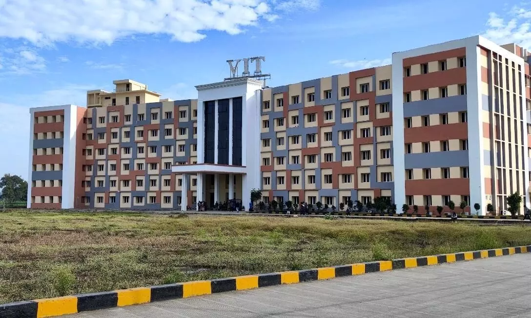 दूषित भोजन-पानी से सीहोर के वीआईटी कॉलेज के 62 छात्र-छात्राओं को पीलिया, शिकायत की तो प्रबंधन ने की पिटाई, रात 12 बजे छात्रों का बवाल, आगजनी, वाहन फूंके दूषित भोजन-पानी से सीहोर के वीआईटी कॉलेज के 62 छात्र-छात्राओं को पीलिया, शिकायत की तो प्रबंधन ने की पिटाई, रात 12 बजे छात्रों का बवाल, आगजनी, वाहन फूंके