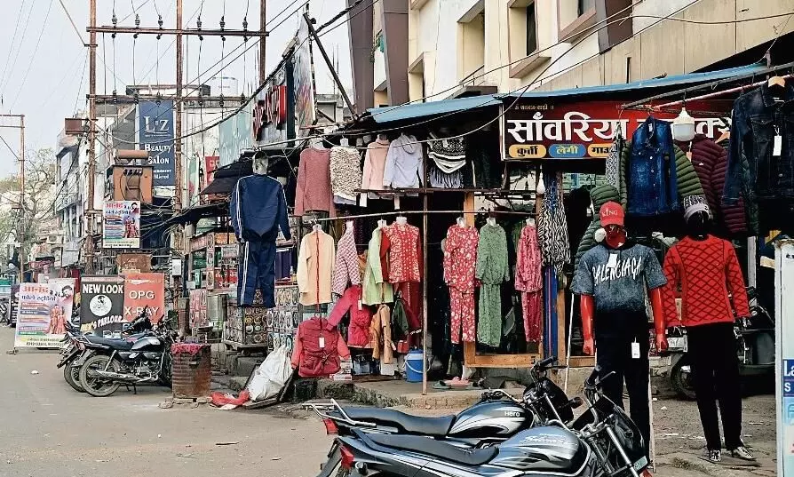 ये कैसी कार्रवाई- रांझी में जहां लग रहा जाम, वहीं से नहीं हटाए गए अतिक्रमण ये कैसी कार्रवाई- रांझी में जहां लग रहा जाम, वहीं से नहीं हटाए गए अतिक्रमण