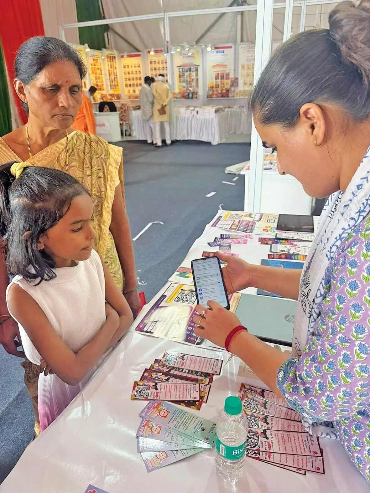 बच्चों के लिए ज्ञान और मनोरंजन का अनोखा मेला, सबसे बड़े बुक फेस्टिवल का बढ़ रहा क्रेज बच्चों के लिए ज्ञान और मनोरंजन का अनोखा मेला, सबसे बड़े बुक फेस्टिवल का बढ़ रहा क्रेज