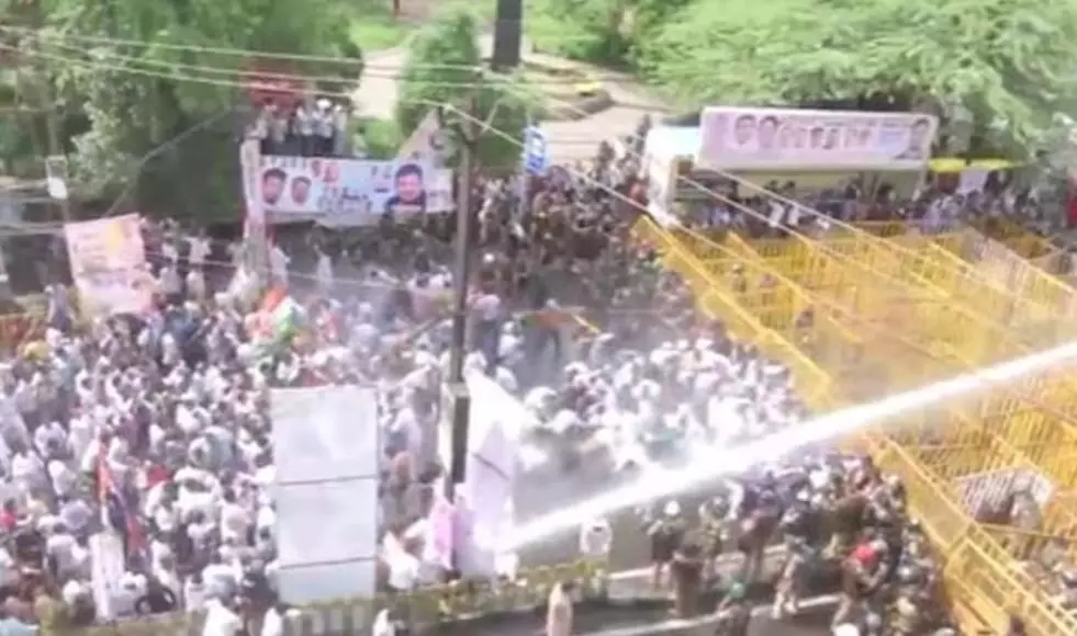 वोट चोरी के खिलाफ यूथ कांग्रेस ने निर्वाचन कार्यालय तक निकाला मार्च, पुलिस ने कार्यकर्ताओं को बीच में ही वाटर कैनन से खदेड़ा