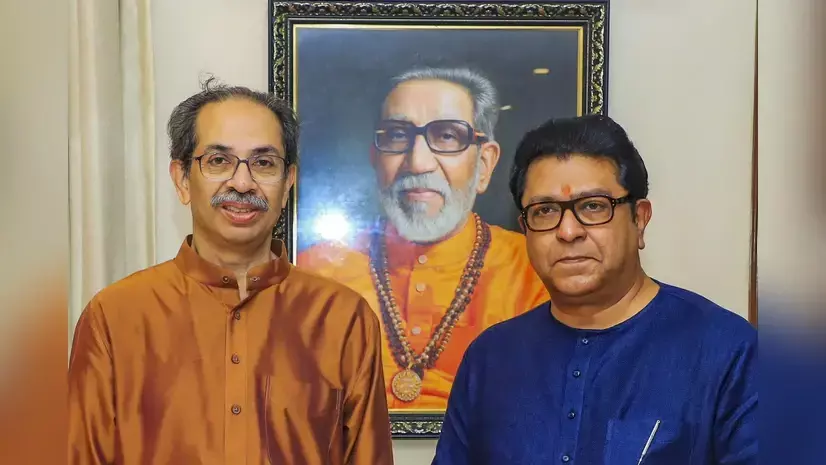 सीट बंटवारे को लेकर उद्धव ने राज ठाकरे से की मुलाकात, दो घंटे तक हुई चर्चा सीट बंटवारे को लेकर उद्धव ने राज ठाकरे से की मुलाकात, दो घंटे तक हुई चर्चा