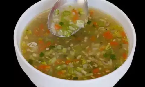 सर्दियों में रहना चाहते हैं हेल्दी तो, ये 4 अलग तरह के सूप आपके लिए बेहद फायदेमंद सर्दियों में रहना चाहते हैं हेल्दी तो, ये 4 अलग तरह के सूप आपके लिए बेहद फायदेमंद