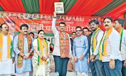 चुनाव में मतों का दान मांगना लाेकतंत्र - फडणवीस