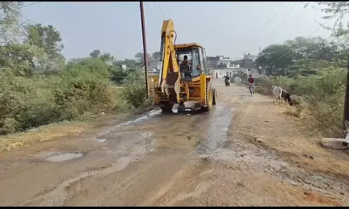 पांच वर्ष की गारंटी वाली सड़क दो साल में हुई जर्जर, जगह-जगह बने गढ्ढे, हादसों को दे रहे आमंत्रण