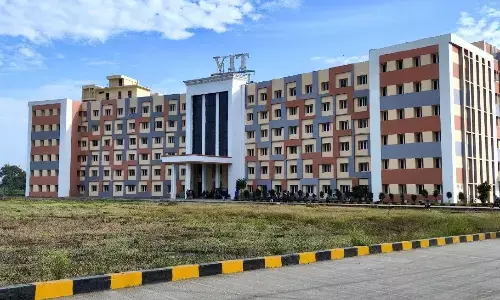 दूषित भोजन-पानी से सीहोर के वीआईटी कॉलेज के 62 छात्र-छात्राओं को पीलिया, शिकायत की तो प्रबंधन ने की पिटाई, रात 12 बजे छात्रों का बवाल, आगजनी, वाहन फूंके