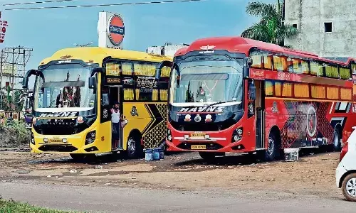 नियम दरकिनार, टूरिस्ट परमिट पर ऑपरेटर दौड़ा रहे बसें नियम दरकिनार, टूरिस्ट परमिट पर ऑपरेटर दौड़ा रहे बसें