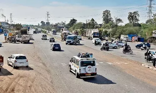 रोजाना लाल हो रहीं सड़कें, ब्लैक स्पॉट बने मौत के मुहाने रोजाना लाल हो रहीं सड़कें, ब्लैक स्पॉट बने मौत के मुहाने