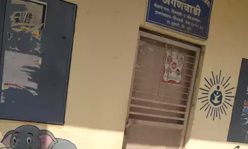 15 मासूम बच्चों को कमरे में बंद कर मीटिंग में गईं आंगनवाड़ी सेविका व सहायिका