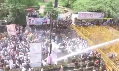 वोट चोरी के खिलाफ यूथ कांग्रेस ने निर्वाचन कार्यालय तक निकाला मार्च, पुलिस ने कार्यकर्ताओं को बीच में ही वाटर कैनन से खदेड़ा वोट चोरी के खिलाफ यूथ कांग्रेस ने निर्वाचन कार्यालय तक निकाला मार्च, पुलिस ने कार्यकर्ताओं को बीच में ही वाटर कैनन से खदेड़ा
