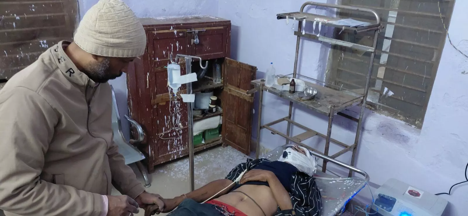 सड़क किनारे बेहोशी की हालत में मिला युवक सड़क किनारे बेहोशी की हालत में मिला युवक