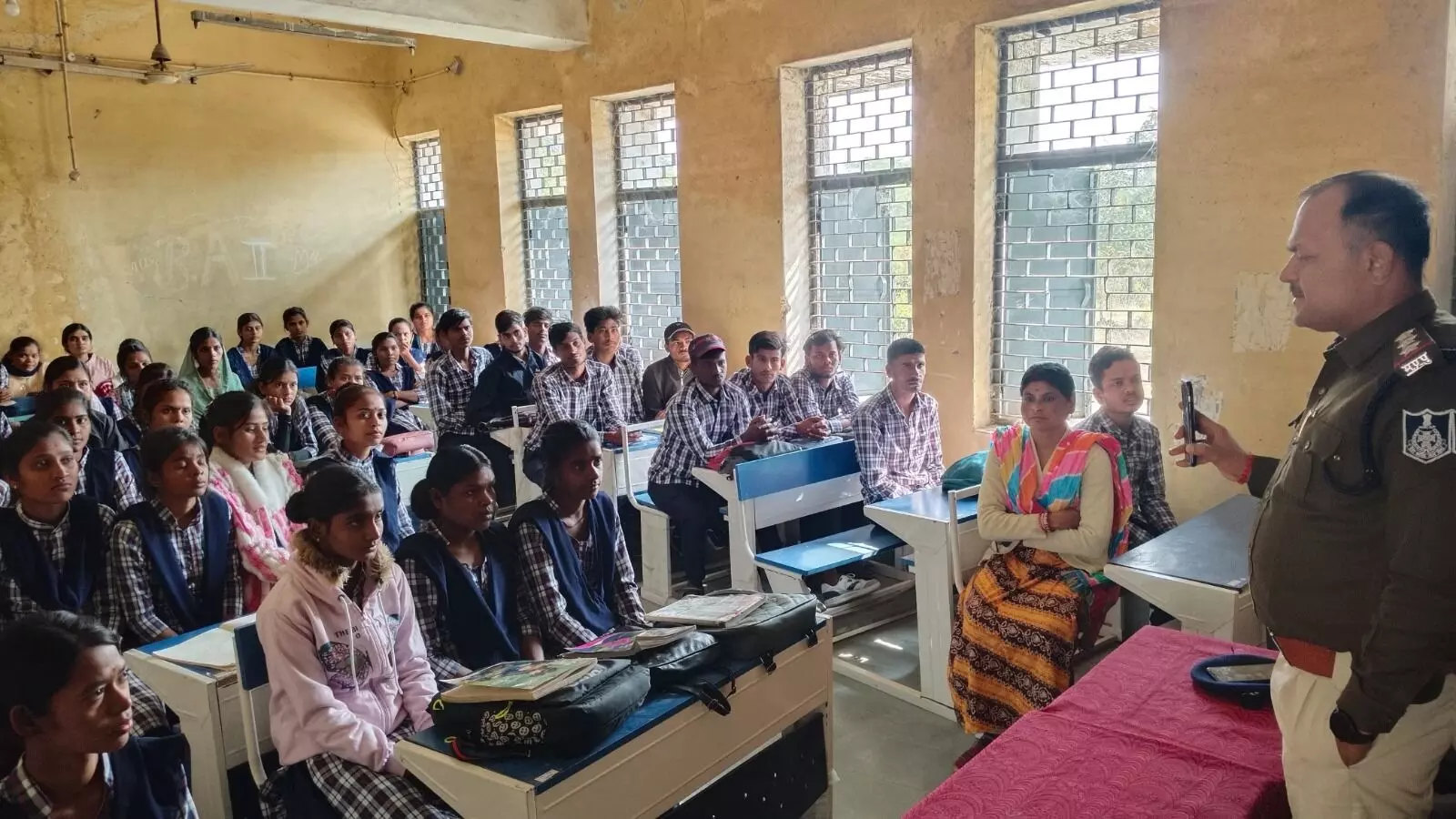 पुलिस ने विद्यार्थियों को दी सायबर अपराध व महिला अपराध संबधी जानकारियां पुलिस ने विद्यार्थियों को दी सायबर अपराध व महिला अपराध संबधी जानकारियां