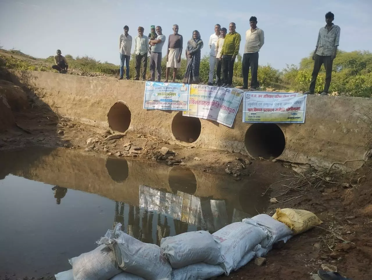 जन अभियान परिषद की पहल पर जलसंचय बोरी बंधान का किया गया कार्य जन अभियान परिषद की पहल पर जलसंचय बोरी बंधान का किया गया कार्य