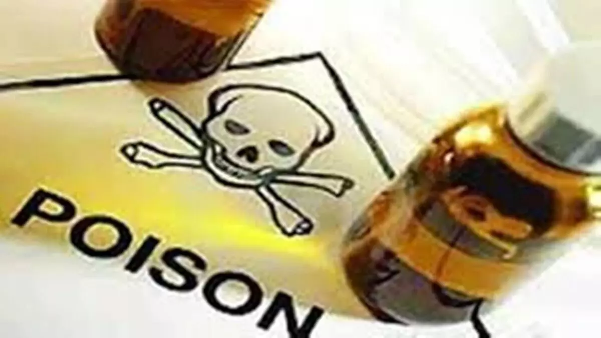 कलमनुरी पुलिस थाने में थाने में शिकायत दर्ज कराने आए युवक ने जहर पीकर की आत्महत्या की कोशिश