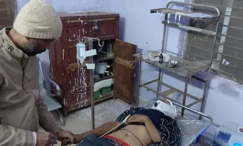 सड़क किनारे बेहोशी की हालत में मिला युवक