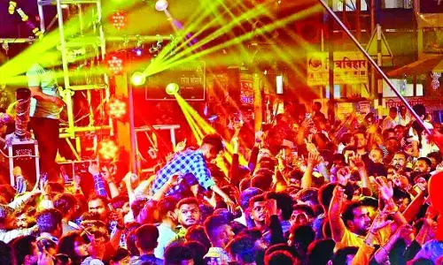 गणेशोत्सव रैली में लेजर बीम का किया उपयोग, मंडल अध्यक्ष को सजा