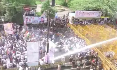 युवा कांग्रेस का चुनाव आयोग के खिलाफ प्रदर्शन, पुलिस ने छोड़ा वाटर कैनन युवा कांग्रेस का चुनाव आयोग के खिलाफ प्रदर्शन, पुलिस ने छोड़ा वाटर कैनन