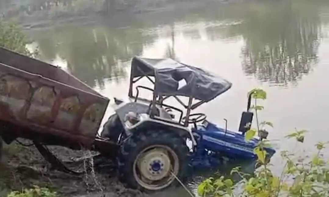 बैक करते वक्त तालाब में गिरी ट्रैक्टर ट्रॉली, चालक की मौत बैक करते वक्त तालाब में गिरी ट्रैक्टर ट्रॉली, चालक की मौत