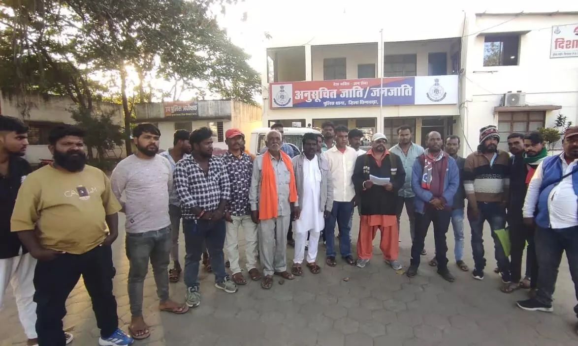 पांच परिवारों का हुक्का-पानी बंद, थाने पहुंचे पीड़ित