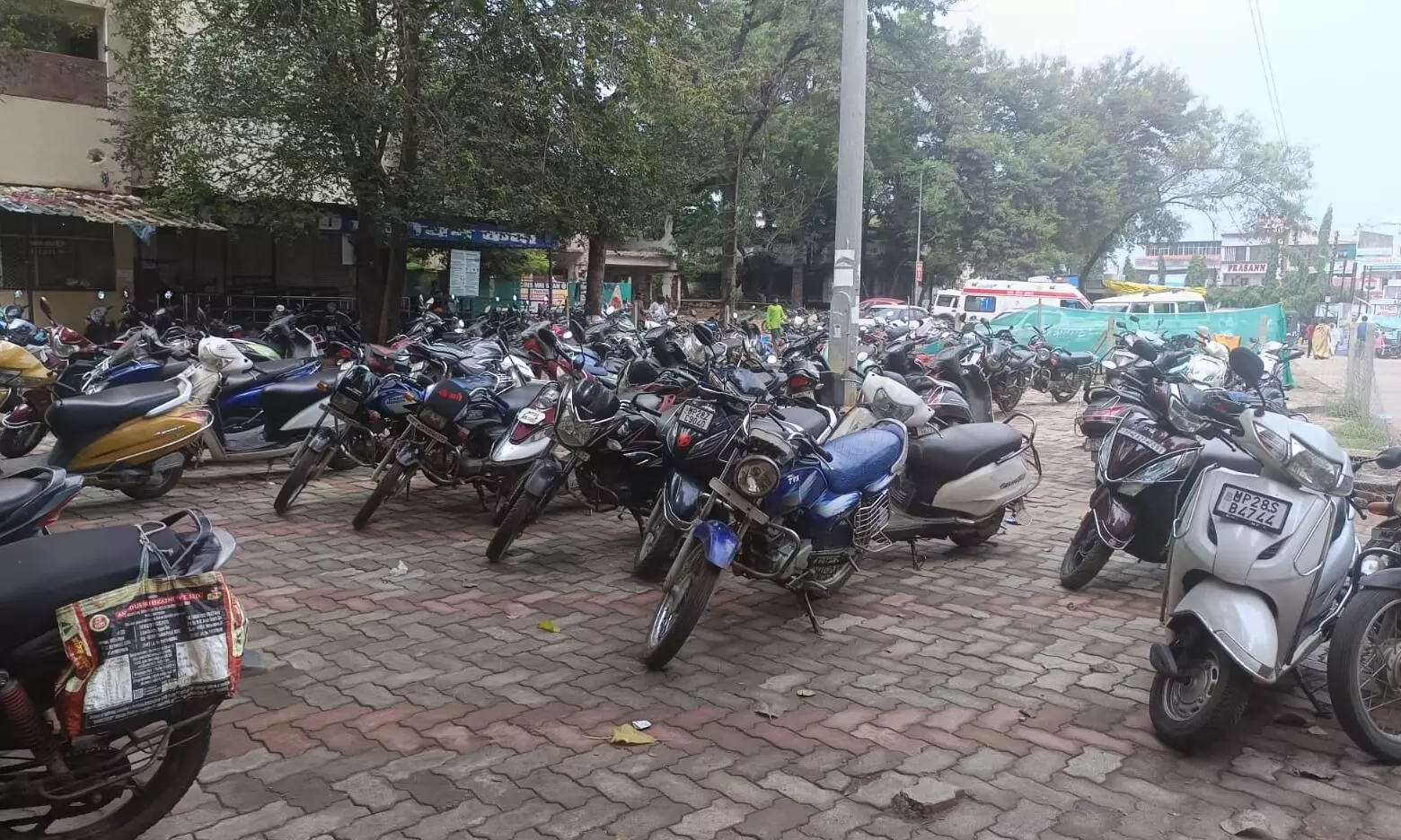 जिला अस्पताल..यहां इलाज से ज्यादा पार्किंग का खर्च