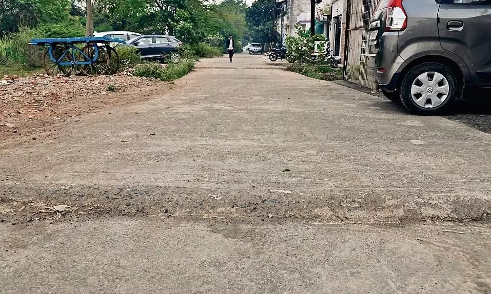 घरों के सामने ही बना लिए एक दर्जन बेढंगे स्पीड-ब्रेकर घरों के सामने ही बना लिए एक दर्जन बेढंगे स्पीड-ब्रेकर