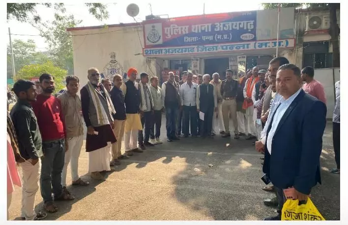 आईएएस अधिकारी द्वारा विवादित टिप्पणी के विरोध में एफ आईआर कराने हेतु सौंपा ज्ञापन