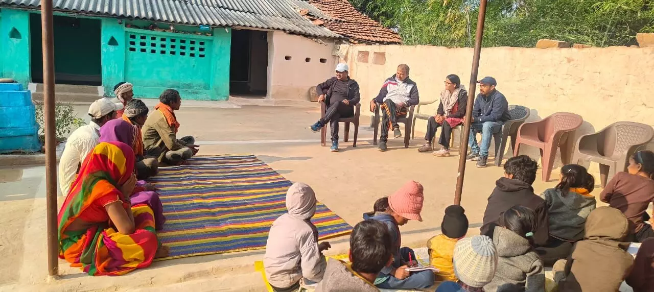 पीटीआर से विस्थापित ग्राम पहुंचे जिला पंचायत सीईओ, निरीक्षण कर स्थानीय निवासियों, आदिवासियों की सुनी समस्यायें