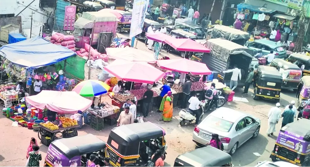 हडपसर में हर तरफ अतिक्रमण बना जाम की वजह