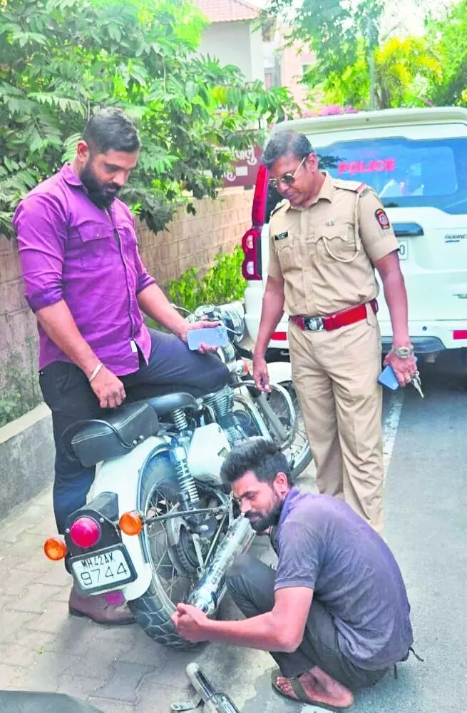 बुलेट पर पटाखा साइलेंसर लगाने वालों पर कार्रवाई बुलेट पर पटाखा साइलेंसर लगाने वालों पर कार्रवाई