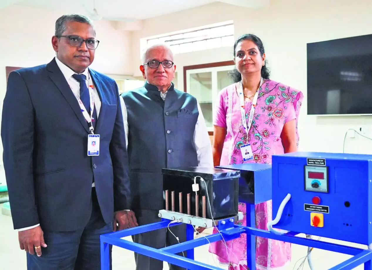 ईवी की बैटरी को ज्यादा गर्म होने और आग लगने से बचाने के लिए हाइब्रिड नैनोफ्लूइड कूलिंग सिस्टम ईवी की बैटरी को ज्यादा गर्म होने और आग लगने से बचाने के लिए हाइब्रिड नैनोफ्लूइड कूलिंग सिस्टम