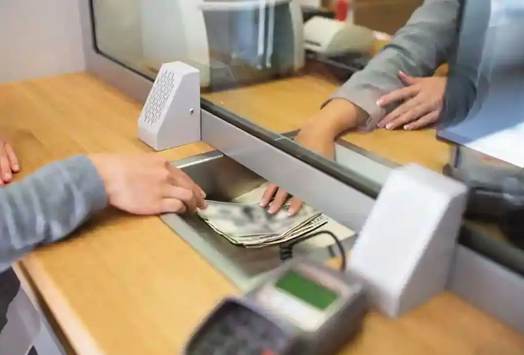 निर्मल उज्ज्वल सोसाइटी में पैसा निकालने मची होड़