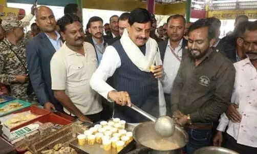 मुख्यमंत्री डॉ. यादव ने पंडित दीनदयाल उपाध्याय बस स्टैंड पर रिक्शा संचालकों और बस यात्रियों से की चर्चा