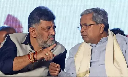 सीएम पद पर बवाल के बीच बेंगलुरु में अहम बैठक आज, आमने सामने होंगे सिद्धारमैया-डीके शिवकुमार, बात बनेगी या और बिगड़ेगी? सीएम पद पर बवाल के बीच बेंगलुरु में अहम बैठक आज, आमने सामने होंगे सिद्धारमैया-डीके शिवकुमार, बात बनेगी या और बिगड़ेगी?