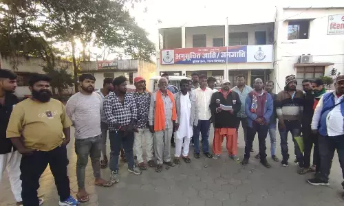 पांच परिवारों का हुक्का-पानी बंद, थाने पहुंचे पीड़ित