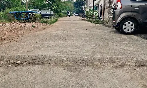 घरों के सामने ही बना लिए एक दर्जन बेढंगे स्पीड-ब्रेकर घरों के सामने ही बना लिए एक दर्जन बेढंगे स्पीड-ब्रेकर