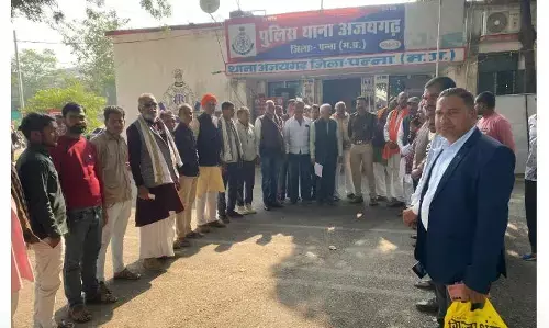 आईएएस अधिकारी द्वारा विवादित टिप्पणी के विरोध में एफ आईआर कराने हेतु सौंपा ज्ञापन