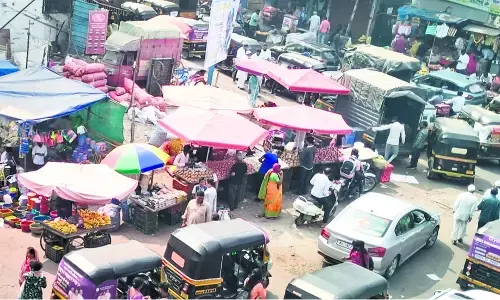 हडपसर में हर तरफ अतिक्रमण बना जाम की वजह हडपसर में हर तरफ अतिक्रमण बना जाम की वजह